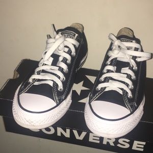 Converse black and white low tops size 8 in woman